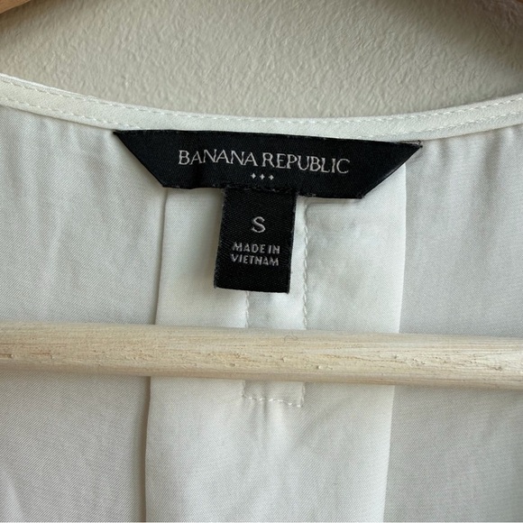 Banana Republic Cream V-Neck Tank Top - Picture 2 of 9